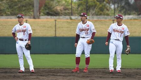 　１軍に合流し村林（左）、宗山（右）とノックを受ける入江（撮影・佐々木彰尚）