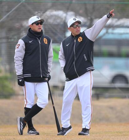 　内海投手コーチ（左）と会話する阿部監督（撮影・伊藤笙子）