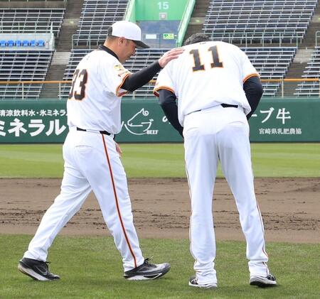 　手締めを終え、田中将（右）を労う阿部監督