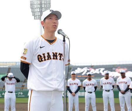 　宮崎キャンプを打ち上げ、手締めの音頭を取る戸郷