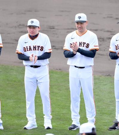 　宮崎キャンプを打ち上げた丸（左）と田中将（撮影・伊藤笙子）