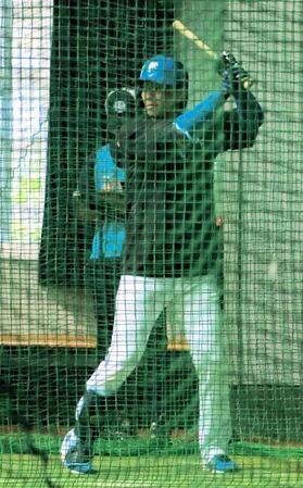 　打撃練習をする山崎