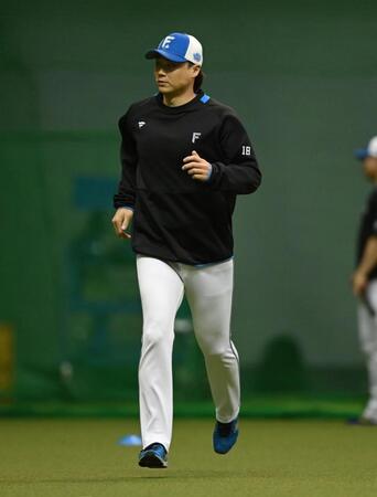 　室内でアップする山崎（撮影・開出牧）