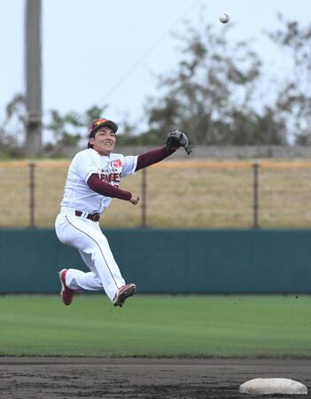 　１軍に合流しハツラツとした動きを見せた小森（撮影・佐々木彰尚）