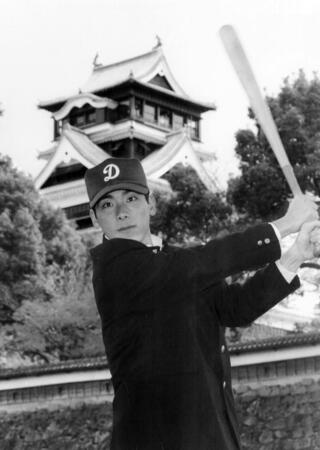 中日との仮契約を済ませカメラマンの注文にポーズをとる荒木（１９９５年１２月撮影）