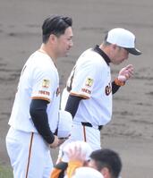 　手締めを終え、阿部監督（右）に話しかけられた田中将（撮影・伊藤笙子）