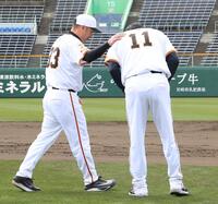 　手締めを終え、田中将（右）を労う阿部監督