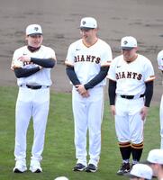 　手締めの前に丸（左）と談笑する田中将（中央）。右は緊張気味？の浅野（撮影・伊藤笙子）