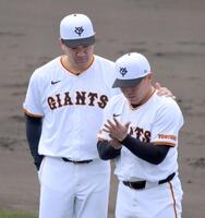 　浅野（右）の手にできたマメを見つめる田中将（撮影・伊藤笙子）