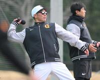 　特殊な形状のボールを投げる阿部監督（撮影・伊藤笙子）