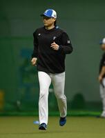 　室内でアップする山崎（撮影・開出牧）