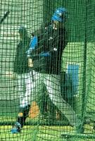 　打撃練習をする山崎