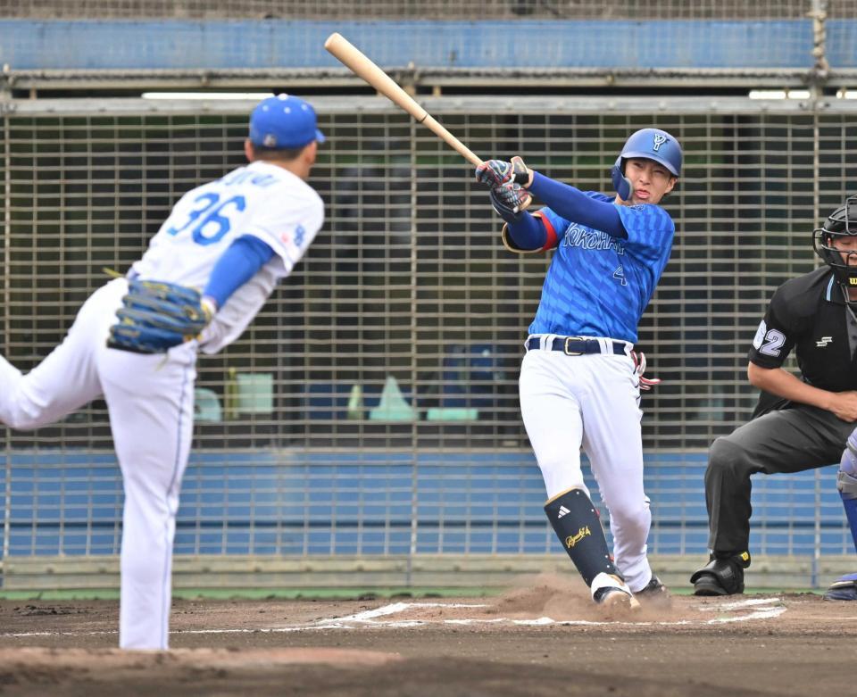 　１回、先頭打者本塁打を放つＤｅＮＡ・度会