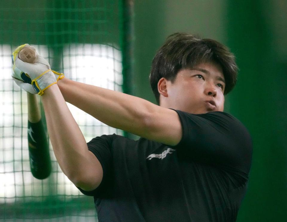 　チームの休養日、自主トレで打撃練習する村上