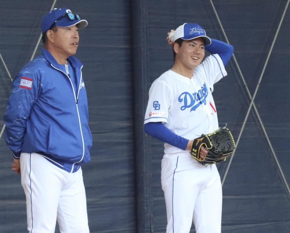 　ブルペンで井上監督（左）と話す金丸