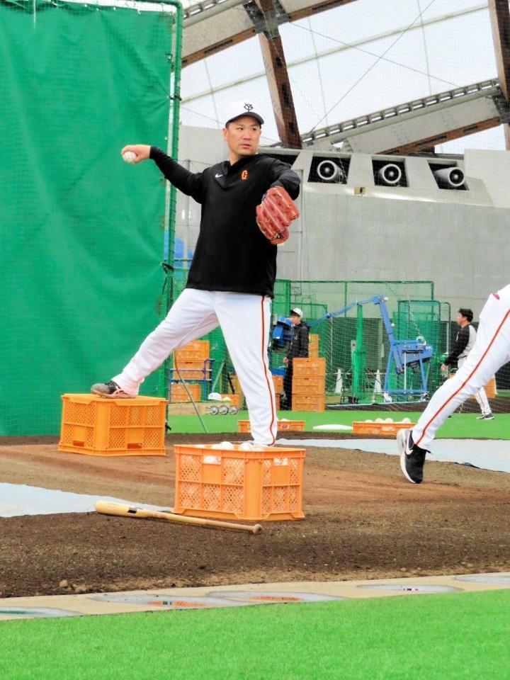 　ボールケースに右足を置いて投球する田中将