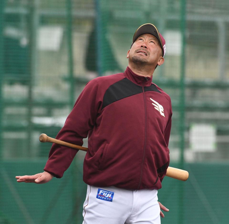 　天候を気にする三木監督（撮影・佐々木彰尚）