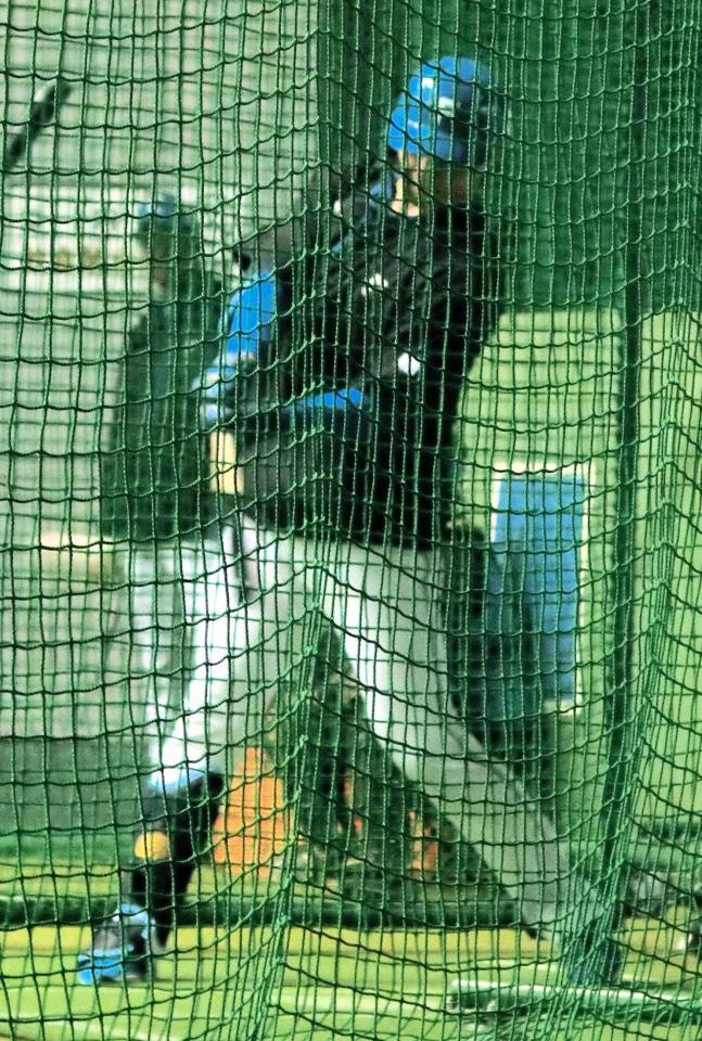 　打撃練習をする山崎