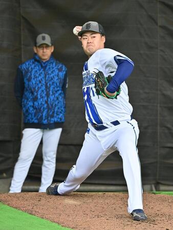 　ブルペンで投球練習するＤｅＮＡ・伊勢。左奥は三浦監督