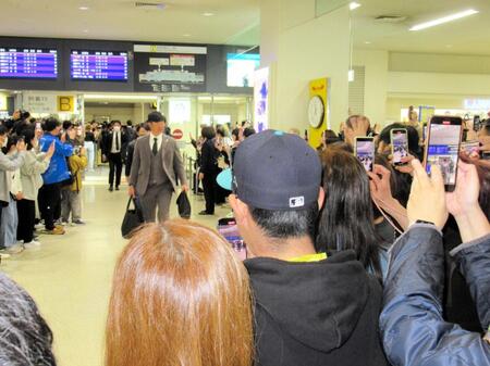 　大勢のファンが集まる中、那覇空港に到着した内海コーチら