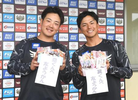 　ようかんを手にする吉納（左）と宗山（撮影・佐々木彰尚）