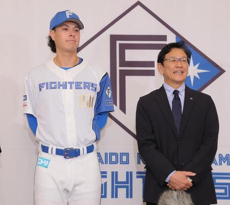 　入団会見を行うマイカ与那嶺（左）と栗山英樹ＣＢＯ（撮影・吉澤敬太）