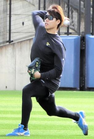 　キャッチボールをする杉浦