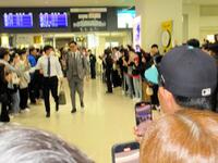 　ファンが大挙した中、那覇空港に到着した田中将