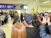 　大勢のファンが集まる中、那覇空港に到着した内海コーチら
