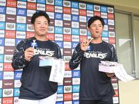 　ようかんを食べる吉納（左）と宗山（撮影・佐々木彰尚）