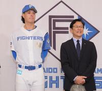 　入団会見を行うマイカ与那嶺（左）と栗山英樹ＣＢＯ（撮影・吉澤敬太）