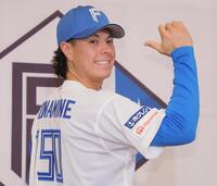 　ハワイにちなんだ「背番号１５０」を披露するマイカ与那嶺（撮影・吉澤敬太）