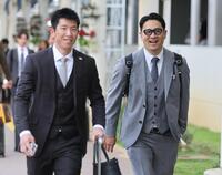 　笑顔で那覇入りした田中将（右）と戸郷