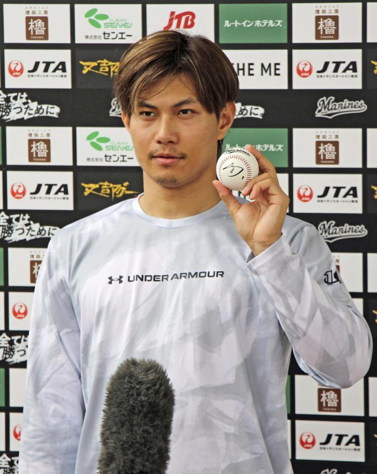 　練習後、取材に応じるロッテ・藤原