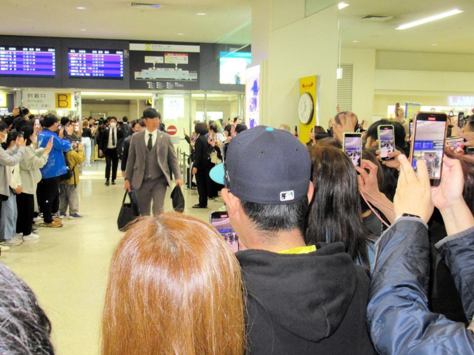 　大勢のファンが集まる中、那覇空港に到着した内海コーチら