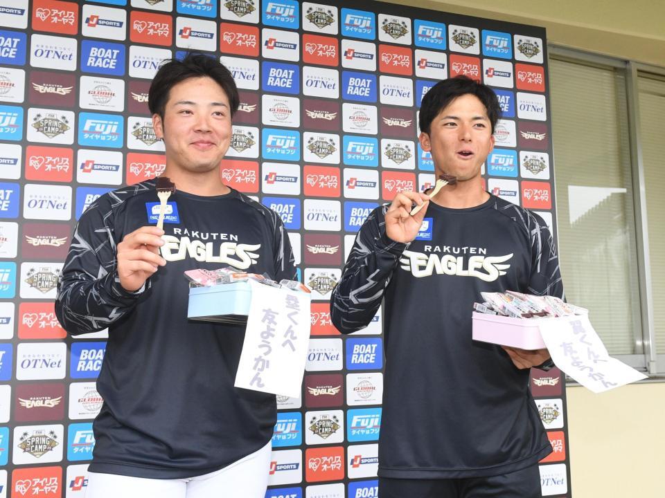 　ようかんを食べる吉納（左）と宗山（撮影・佐々木彰尚）