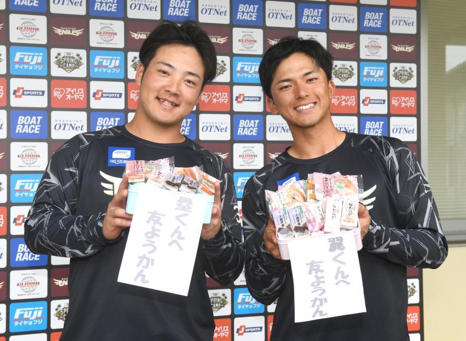 　ようかんを手にする吉納（左）と宗山（撮影・佐々木彰尚）