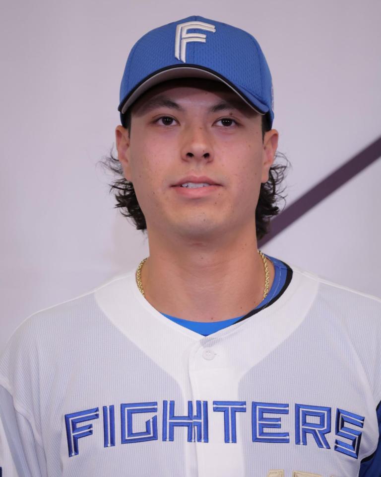 　入団会見を行うマイカ与那嶺（撮影・吉澤敬太）