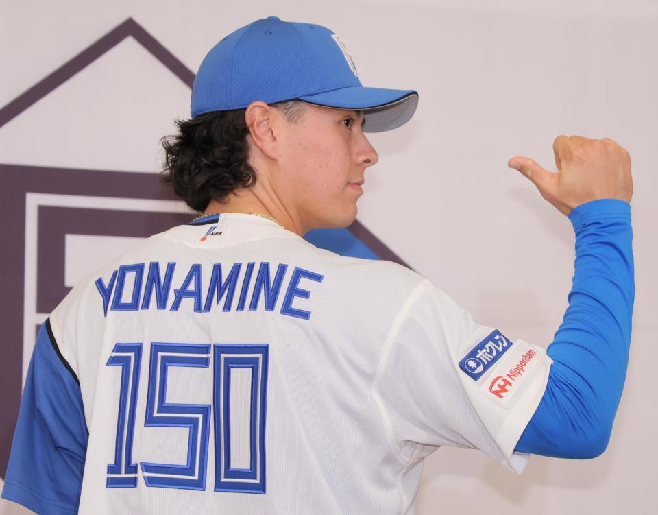 　ハワイにちなんだ「背番号１５０」を披露するマイカ与那嶺（撮影・吉澤敬太）