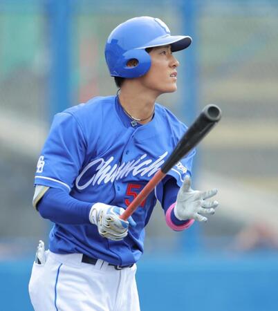 　１回、右越えに先制２ランを放つ上林（撮影・吉澤敬太）