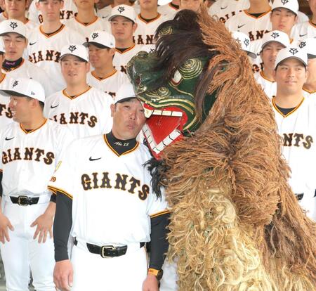 　参拝の後、獅子にかまれる阿部監督（撮影・西岡正）