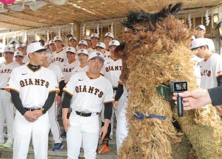 巨人が沖宮参拝　毎年恒例の伝統芸で獅子舞にかまれたのは…