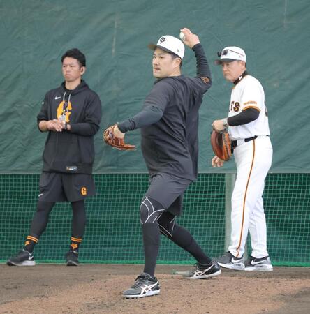 　シャドーピッチングを行う田中将（中央）＝撮影・西岡正