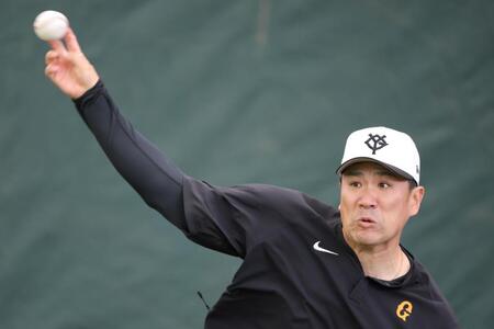 　ブルペンで投球する田中将（撮影・西岡正）