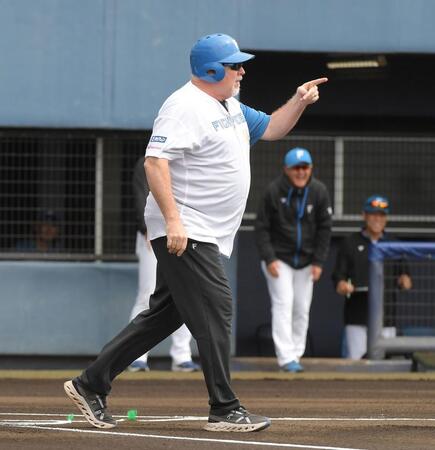 　始球式で打席に立った後、トレイ・ヒルマン元日本ハム監督の元へ向かうマット・ウインタース氏（撮影・佐藤厚）