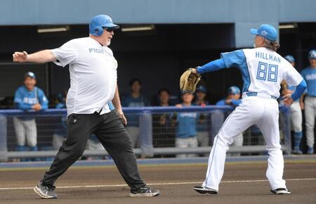 　始球式で打席に立った後、トレイ・ヒルマン元日本ハム監督（右）の元へ向かうマット・ウインタース氏（撮影・佐藤厚）