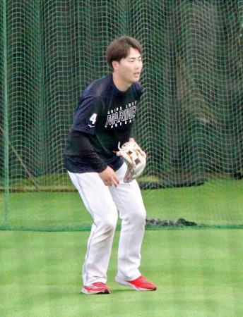 ロッテ友杉、地道に送球練習　足の動きやステップ幅など確認