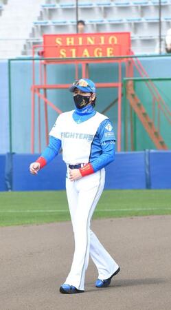 　集合写真の撮影場所に向かう新庄監督（撮影・佐藤厚）