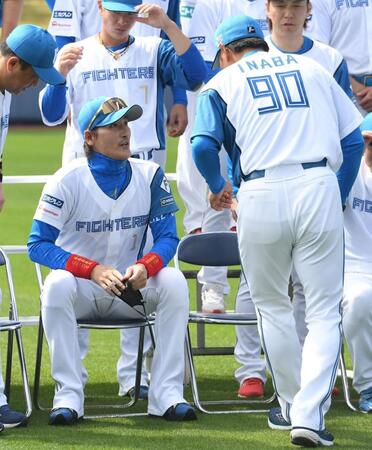 　稲葉ファーム監督（右）と話す新庄監督（撮影・佐藤厚）