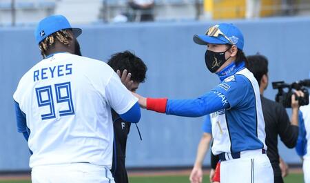 　レイエス（左）と話す新庄監督（撮影・佐藤厚）